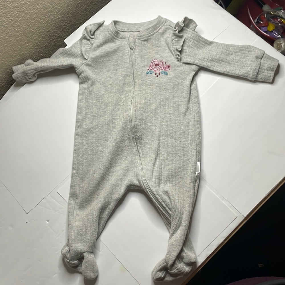Tahari Zip Front Sleep and Play - Size3-6m - Color-Gray Condition-Good